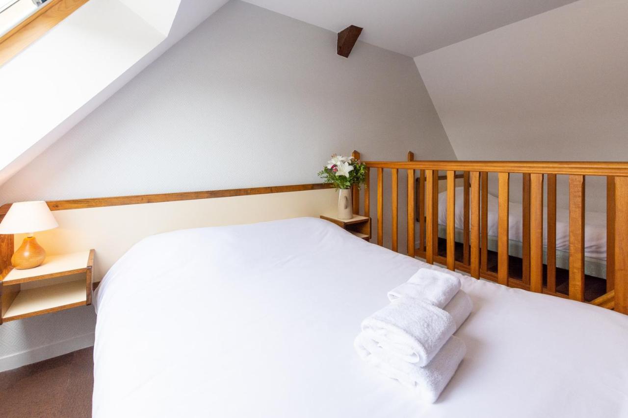 ホテル Logis Saint Louis La Suze-sur-Sarthe エクステリア 写真