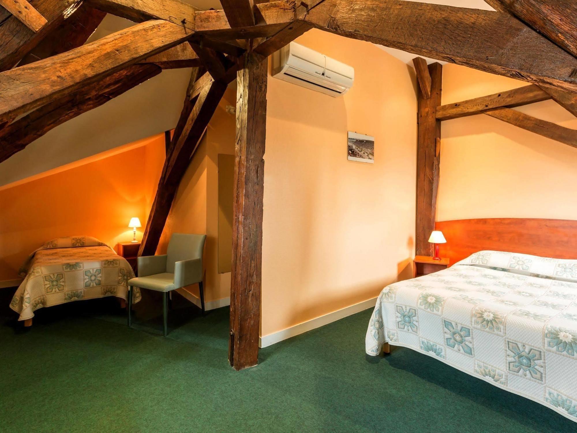 ホテル Logis Saint Louis La Suze-sur-Sarthe エクステリア 写真