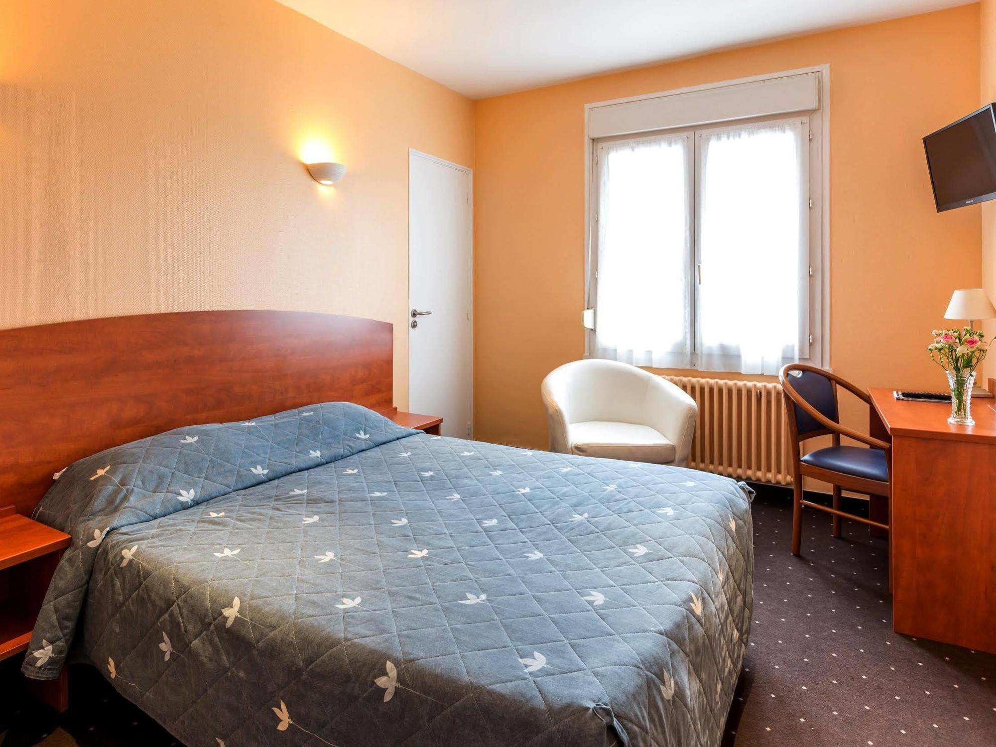 ホテル Logis Saint Louis La Suze-sur-Sarthe エクステリア 写真